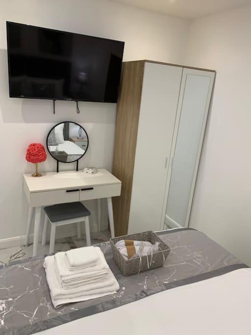 Apartment C, A One Bedroom Flat In South London Carshalton Kültér fotó